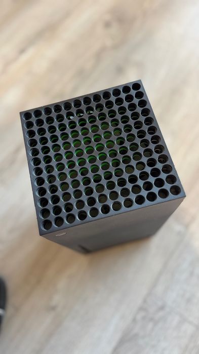 Xbox Series X 1TB | Перфектен комплект с 2 джойстика, докинг станция и 8 игри