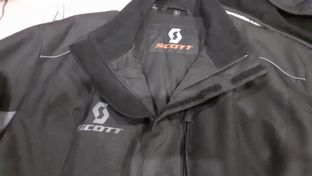 Продавам  зимно яке SKOTT