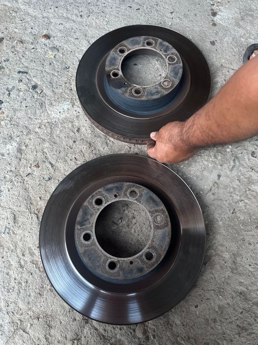 Продам тормознои диск передни на красовер