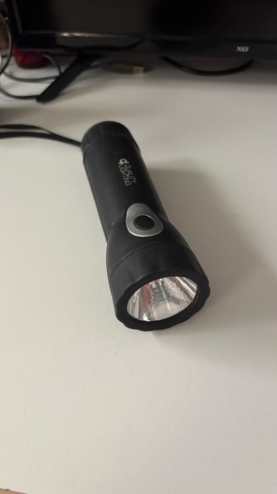 Lanternă LED reîncărcabilă – încărcare dinamică + USB