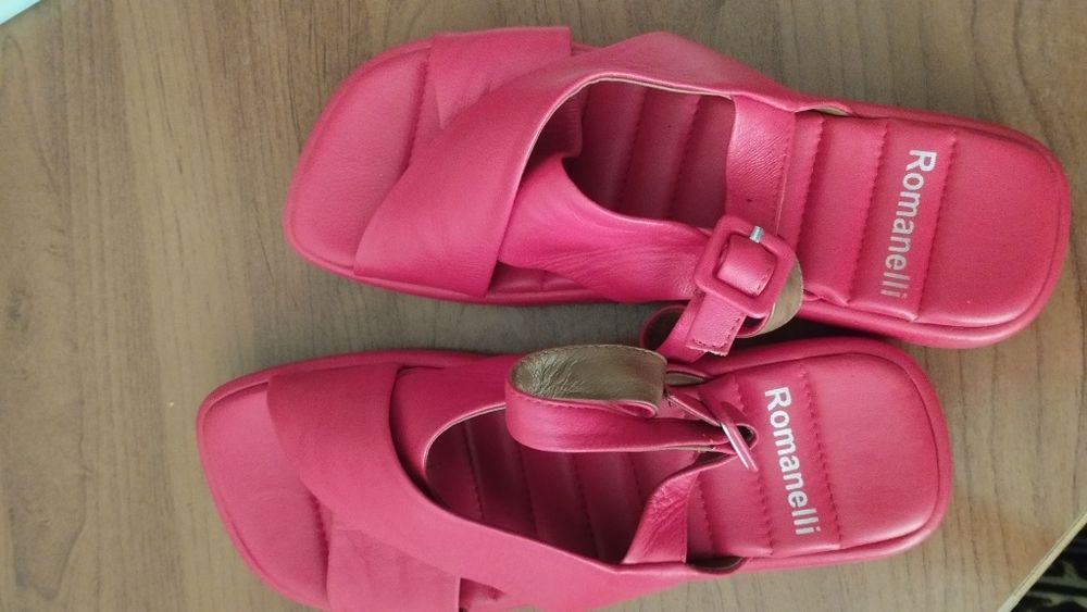 Продам женские босоножки