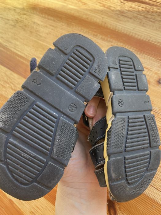 Продаю детские сандали р24.