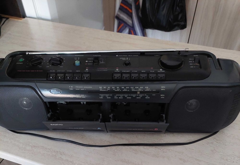 Двукасетъчен радиокасетофон SANYO