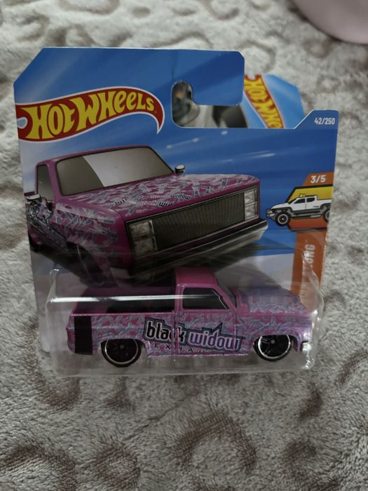 Hot Wheels’83 Chevy Silverado Pink