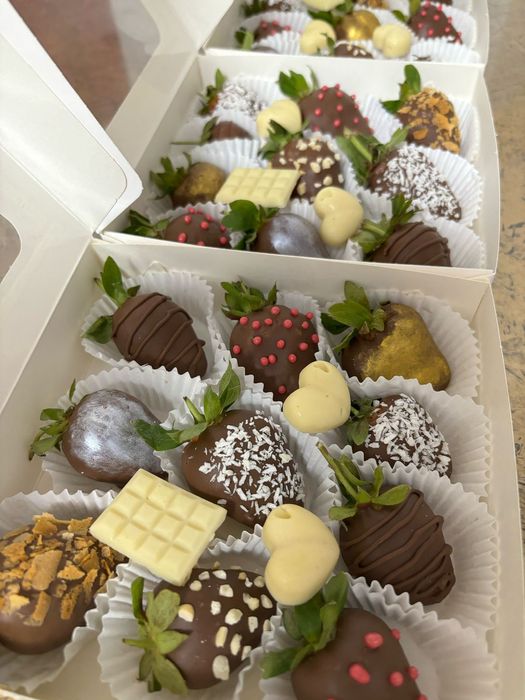 Финики и клубника в шоколаде