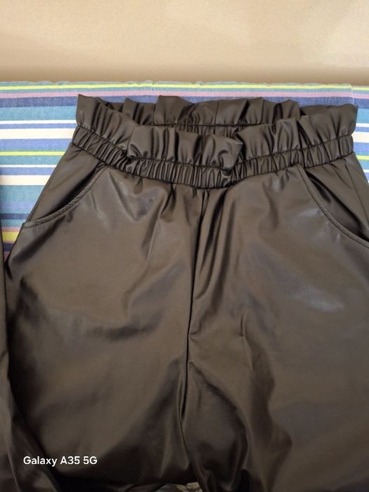 Шорты кожаные темно-зеленые, брюки черные