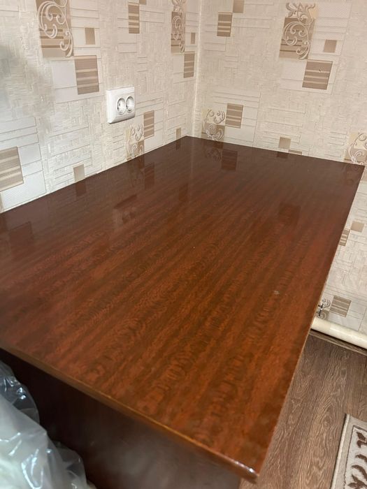 Продам стол и полку.