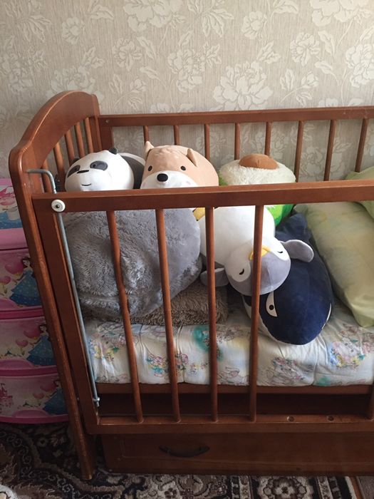 Детская кроватка из дерева