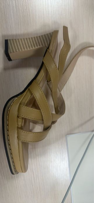 Новые кожаные босоножки