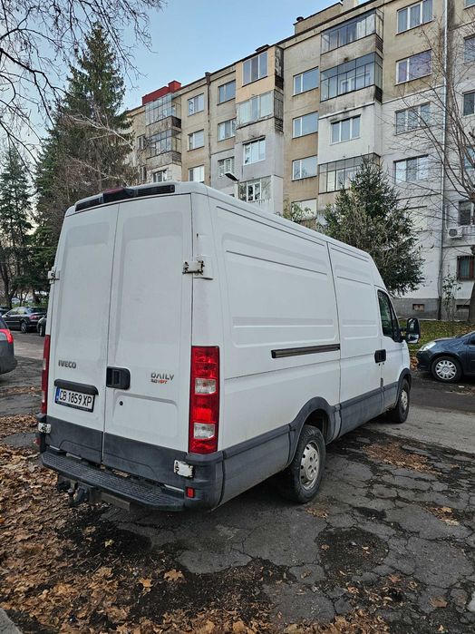 Извозване на боклук и транспортни услуги.