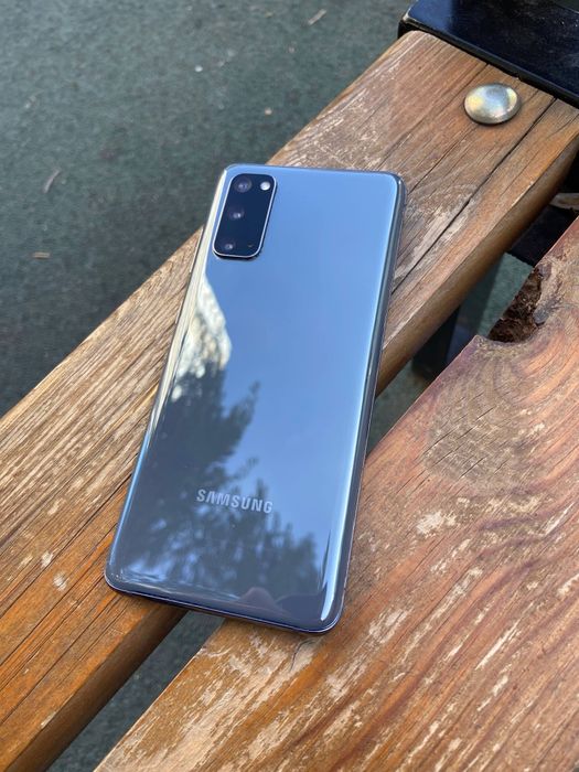 Samsung s20 в отличном состоянии
