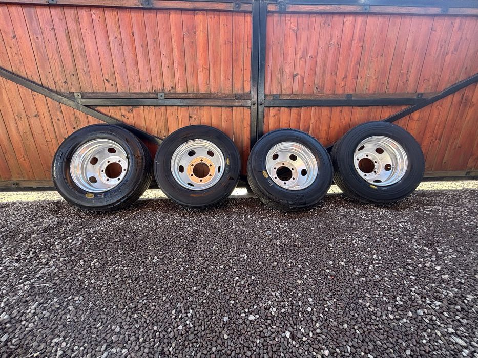 Anvelope Michelin 215/75 R17.5 cu jantă