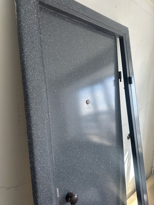 Продам входную дверь