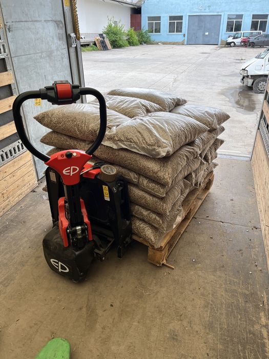 Пелети и екобрикети от дърво и слънчоглед