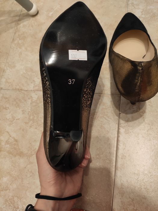 Елегантни дамски обувки - черен велур и златисто