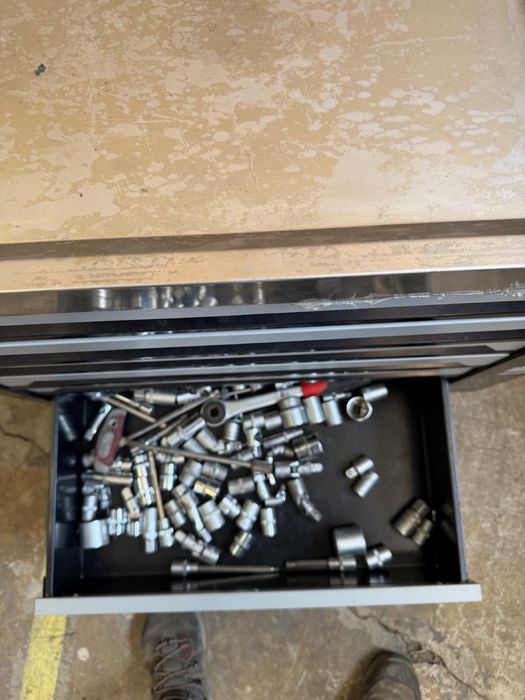 Dulap cu scule cu livrare in toata tara