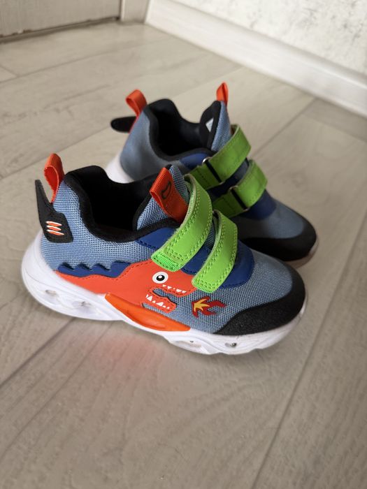 Кроссовки детские светящиеся