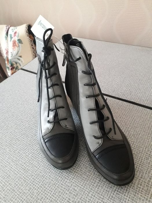 Продам женские ботинки