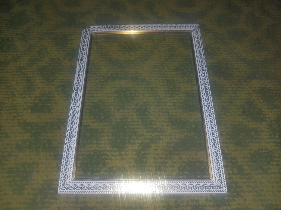 ПРОДАМ РАМКУ ДЛЯ ФОТОГРАФИЙ! Детали. Гибсовая. Белая. Золотой рисунок.