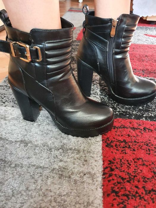 Botine negre elegante, cu toc si platforma