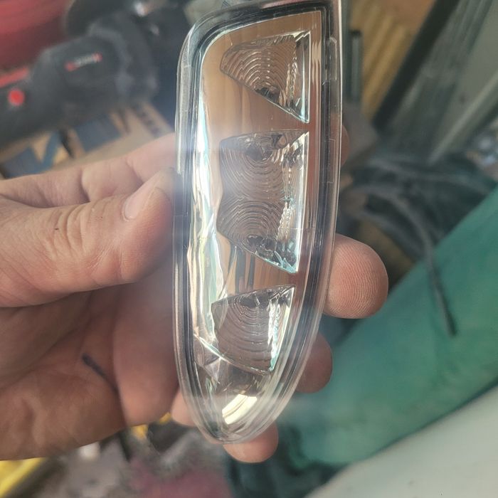 Продам левый поворотник от зеркала ,epika на автомобиль эпика