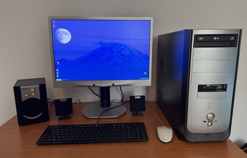Pc complet: monitor+unitate centrala+boxe+tastatura+mouse