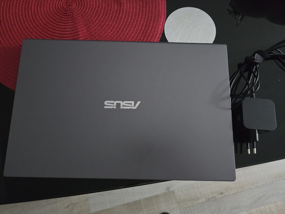 Vând laptop ASUS VivoBook !