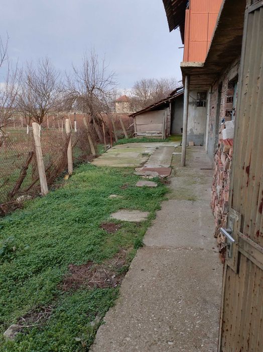 Продава се етаж от къща в село Първомайци.