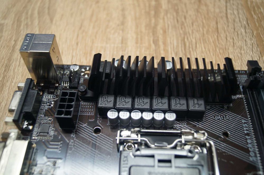 Placa de baza GIGABYTE GA-B250-FINTECH, Socket 1151 + Procesor i3-7100 3.90GHz