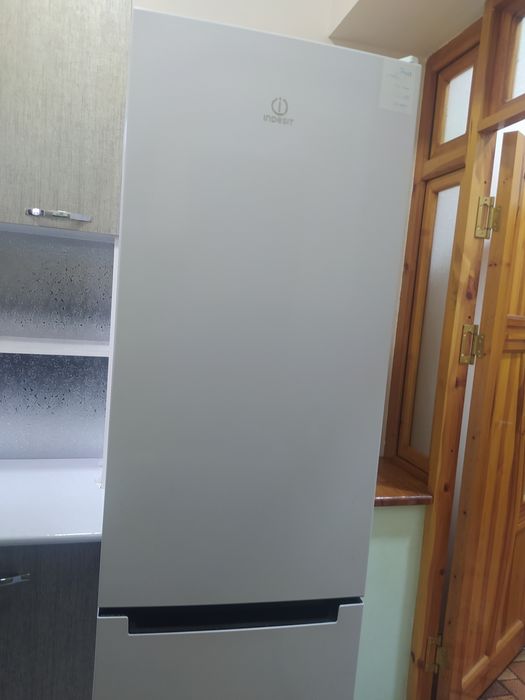 Indesit Холодильник продается