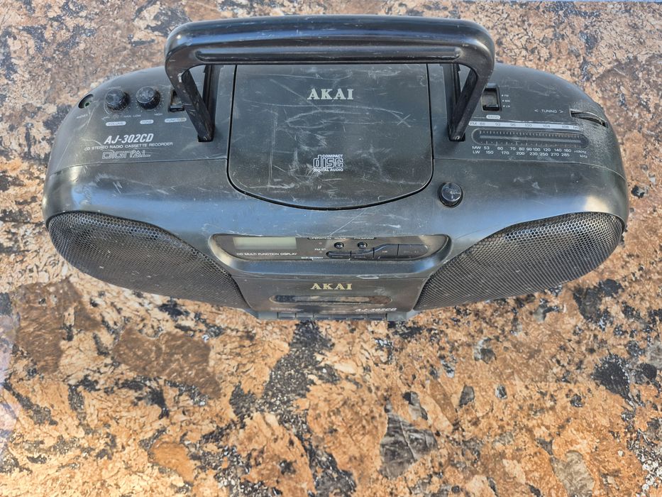 Radio Casetofon marca Akai model AJ-302CD
