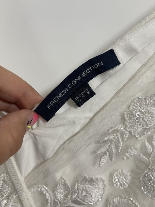 Бяла рокля.    .       .         .