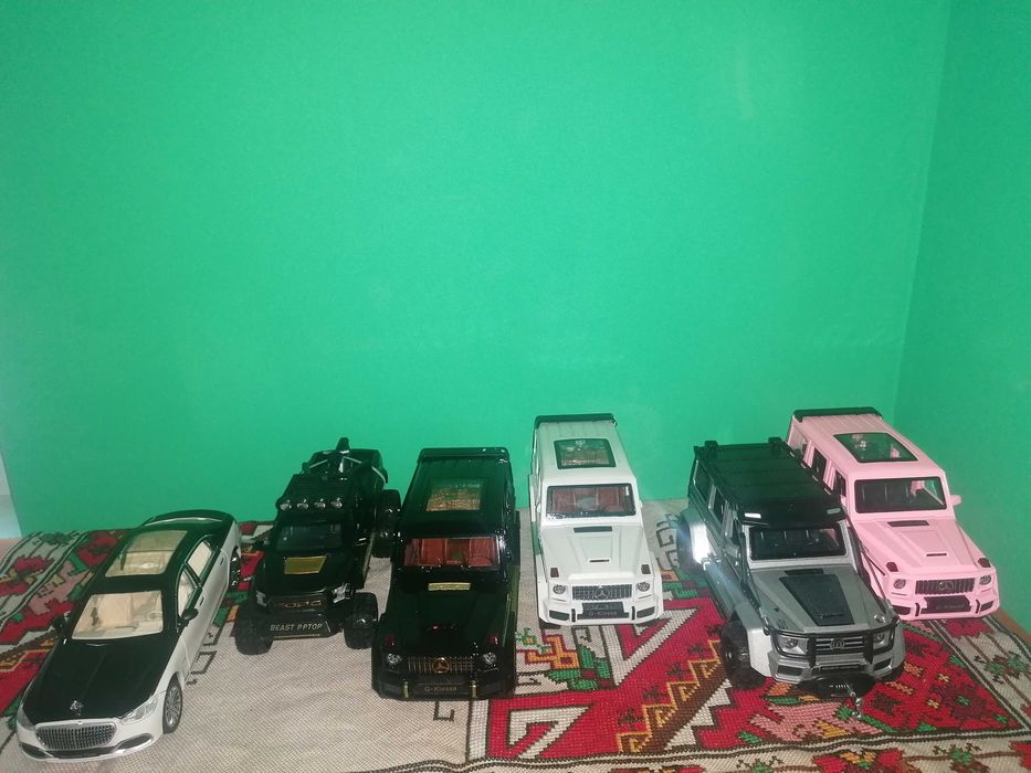 Метални колички с отварящи се врати, работещи фарове и звук от двигате