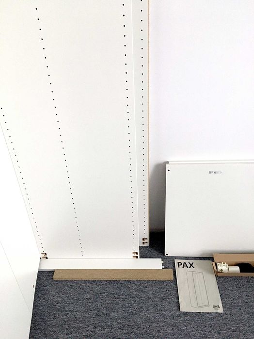 Cadru Dulap PAX Alb de la IKEA - placa dezlipita