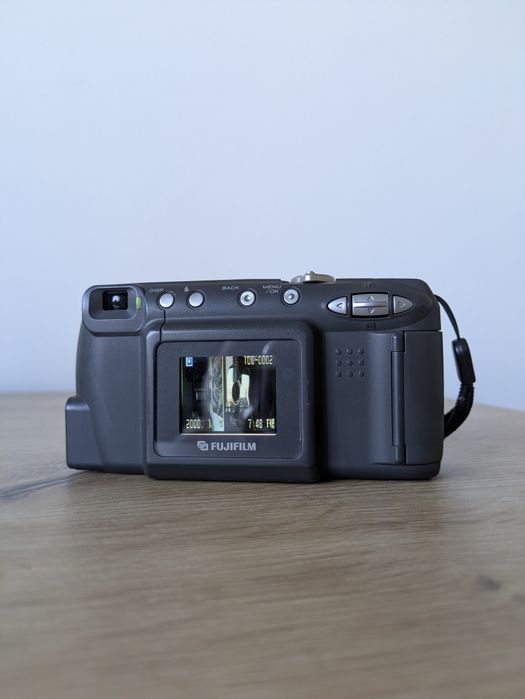 Fujifilm Finepix 2400 Zoom - РЕТРО СНИМКИ Стил Y2K (Year 2000) Дигитален Фотоапарат ОТЛИЧНО СЪСТОЯНИЕ