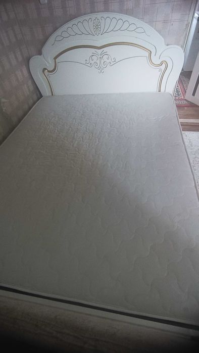 Двуспальная кровать