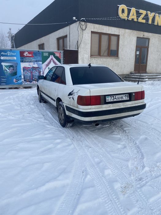 Автомобиль Ауди 100