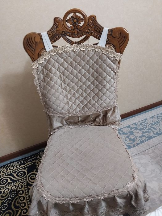 Стол стулья на гостиную