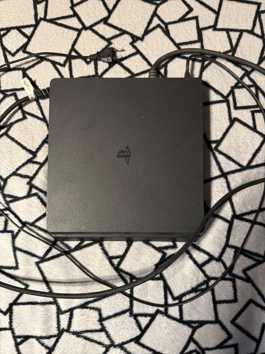 PS4 Slim + 10 jocuri + controller – stare bună