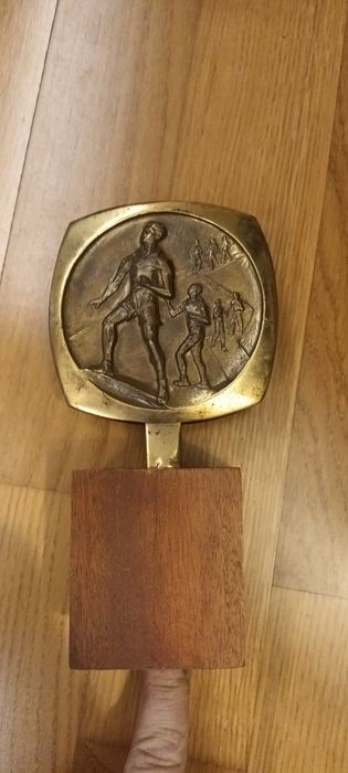 Trofeu din Bronz, pe soclu din lemn