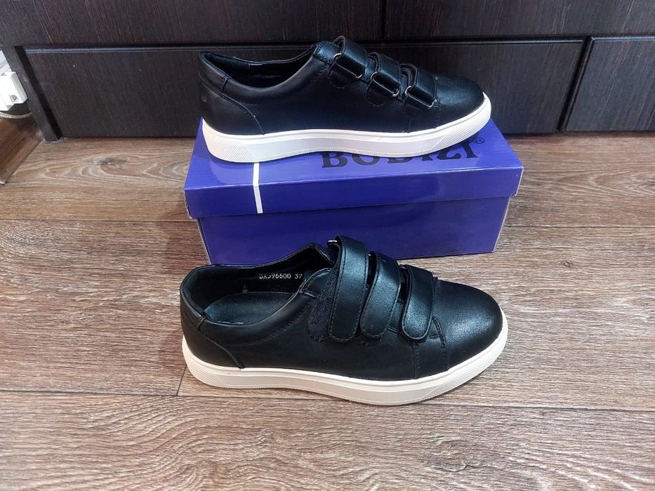 Продам кроссовки