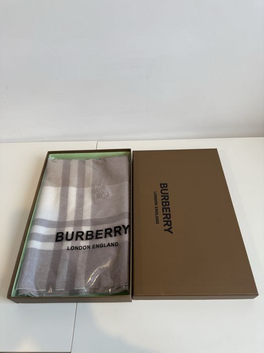 Eșarfă Burberry  – Full Box – Cadou ideal de Crăciun