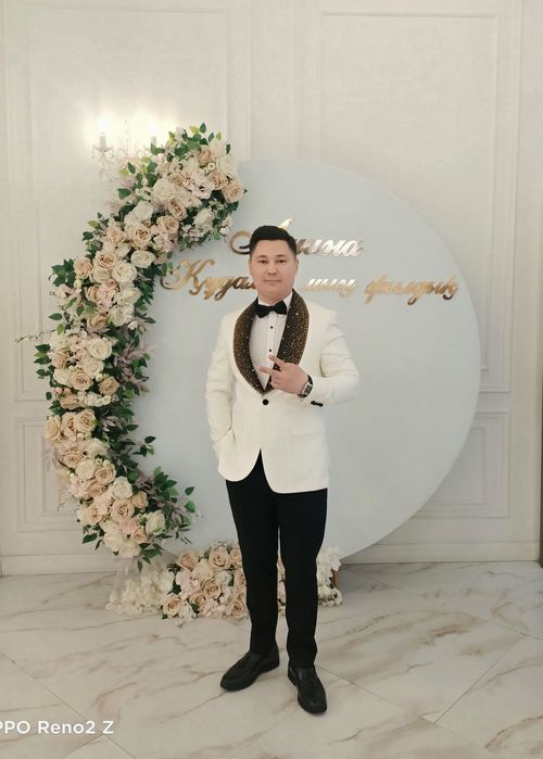 Тамада, Әнші, Домбырашы.