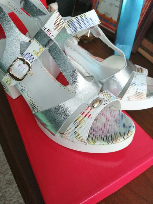 Продам босоножки