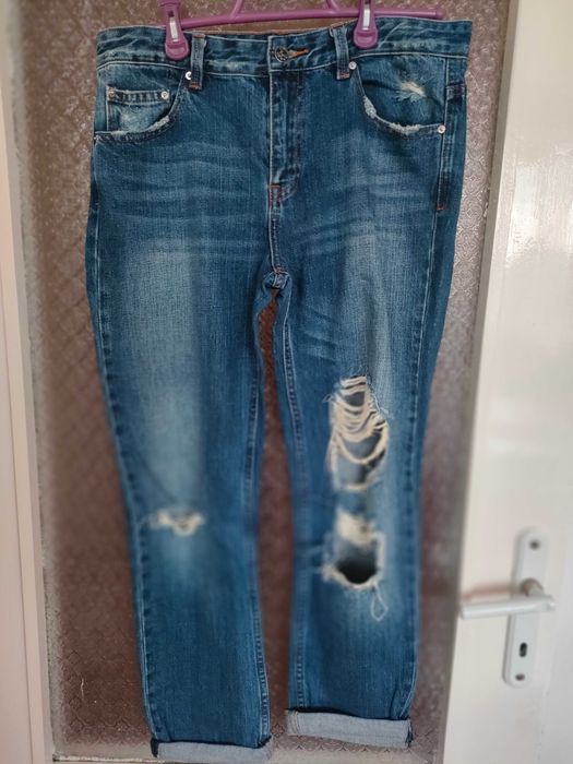 Дамски дънки Pull & Bear на кръпки, в отлично състояние. 36 номер.