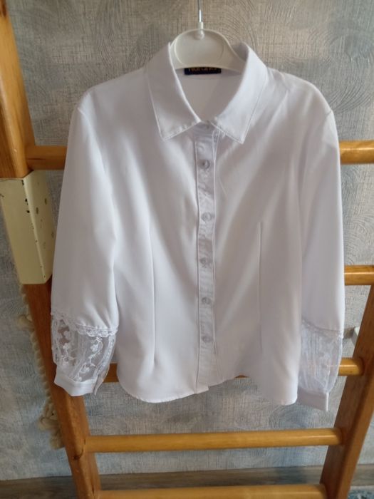 Продам школьную блузку на девочку