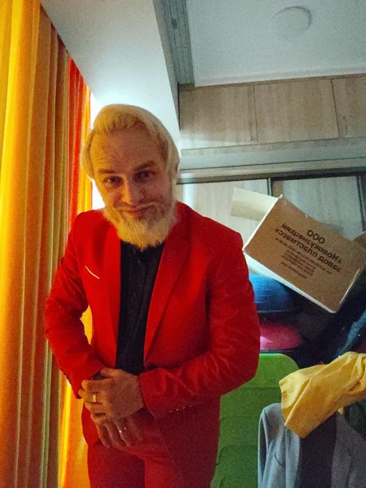 Фокусник ведущий в стиле Дед мороз.