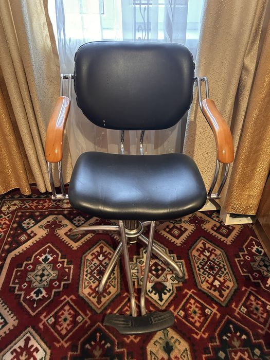 Продаю парикмахерские кресла