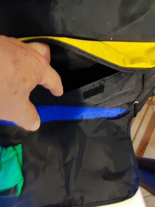 Vestă  reflectorizantă , un halat bej si un badi  bej .