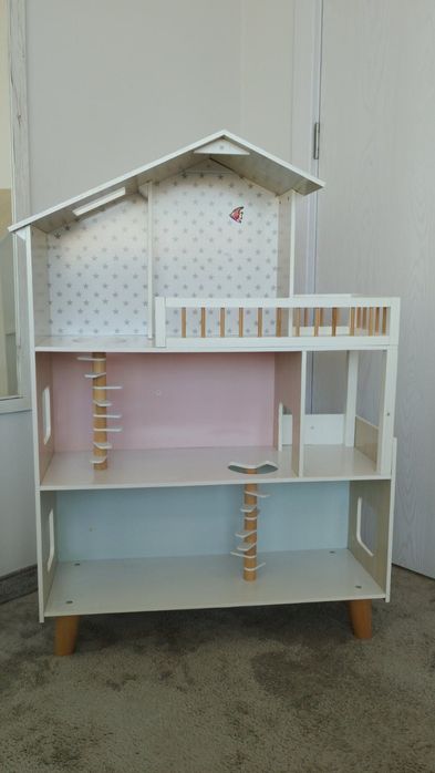 Дървена къща за кукли